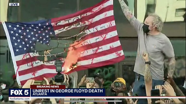 CNN总部被砸,示威者当场焚烧美国旗!