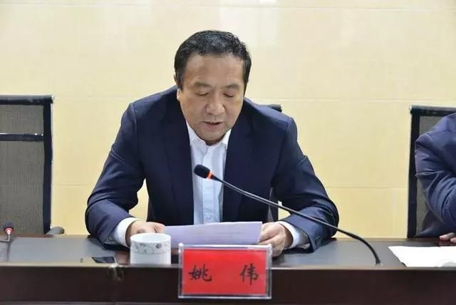 区委常委,区政府党组成员姚伟宣读《名单》