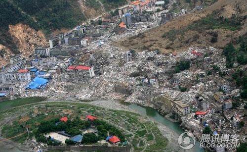 5月30日,俯拍地震后的北川——朱建国摄