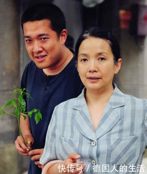 他母亲是吕丽萍,生父是张丰毅,继父是孙海英,却只能演