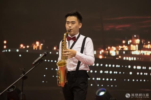德美幼儿园的老师表演萨克斯独奏. 胡潇/摄