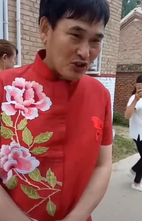 49岁大衣哥一身大红色上衣惹眼,笑的好开心