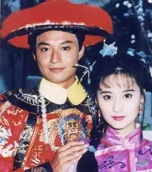 把玻璃,盘子之类的东西都朝她的脸扔了过来;拍《梅花烙》时马景涛抓住