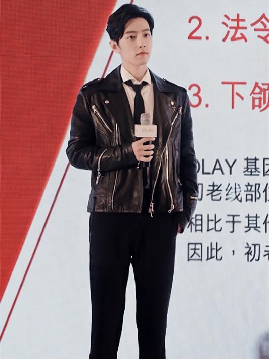 小男孩打领带黑白图