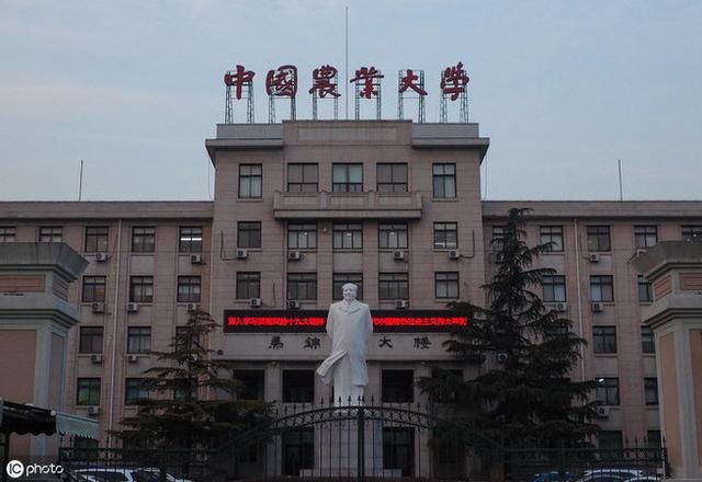 色盲色弱可能会不被录取,而且开设动物医学专业的学校中,专科一般是