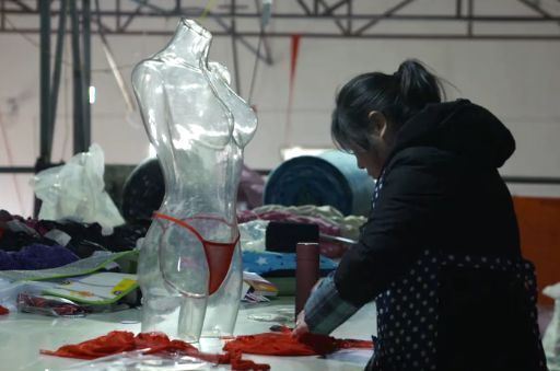 90后情趣休学做情趣内衣,一年赚5000万,还带着少女男生装透明图片