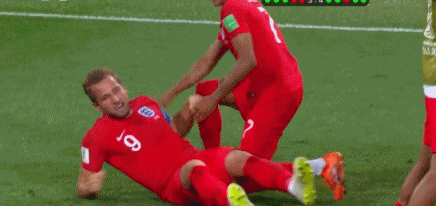 冰火两重天!gif看凯恩捶地疯狂庆祝 哥队球迷掩 面痛哭