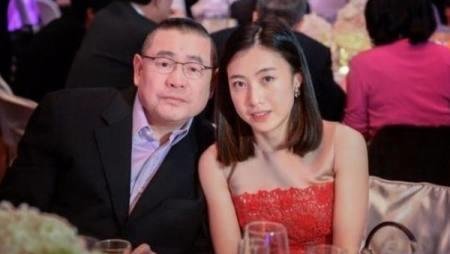 刘銮雄带着甘比去宴会,洁癖症严重,保镖手上裹白毛巾做人肉扶手