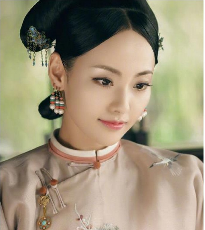 张嘉倪亮相机场,穿短裤腿细得像"竹竿",穿小码高跟鞋都不跟脚