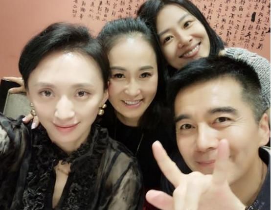 许亚军的第二任妻子叫张晞,二人最后以离婚收场.