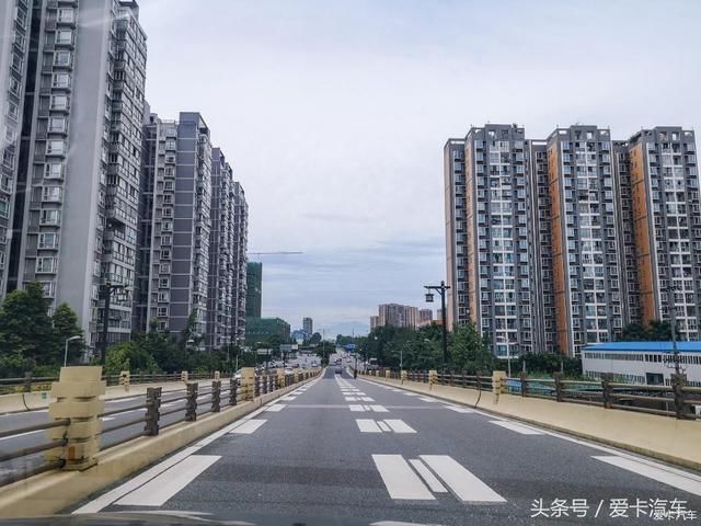 中午,雨停了,天空即将放晴,成都罕见的看看到一百多公里远的山峦!_观赏网 中午,雨停了,天空即将放晴,成都罕见的看看到一百多公里远的山峦!