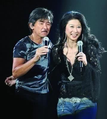 她和老公林子祥的感情非常戏剧性,当初林子祥的妻子和叶倩文是好闺蜜