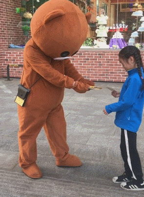 搞笑gif:哥们,酒还是少喝点,别让人家看笑话啊