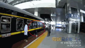 老人掉下轻轨站台_惊险!火车即将发车,2岁女童一脚踩空掉下站台