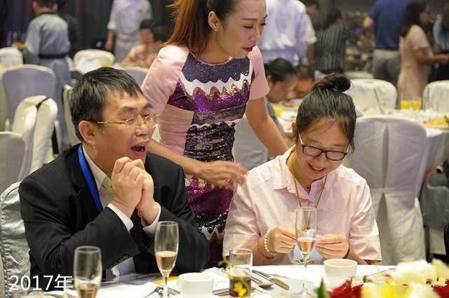 66岁聂卫平与43岁三婚妻子五月近照!结婚17年后,他们越来越恩爱