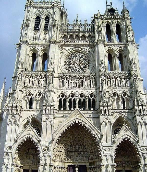 哥特式建筑之间的区别怎么那么大?比如科隆大教堂和巴黎圣母院