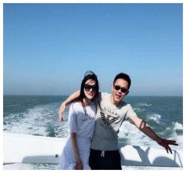 无论哪张照片,王瑞都没有放开笑容,和侯勇的开心脸完全是反差.