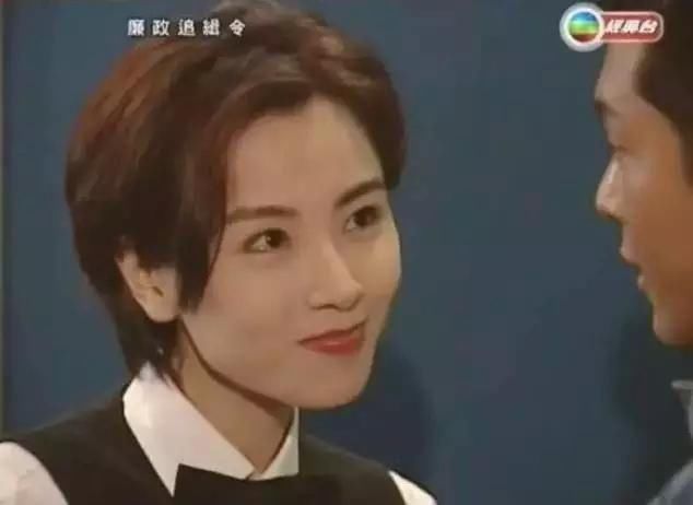 1990年和1992年,袁洁莹分别出演电影《笑傲江湖》第一,二部中的蓝凤凰
