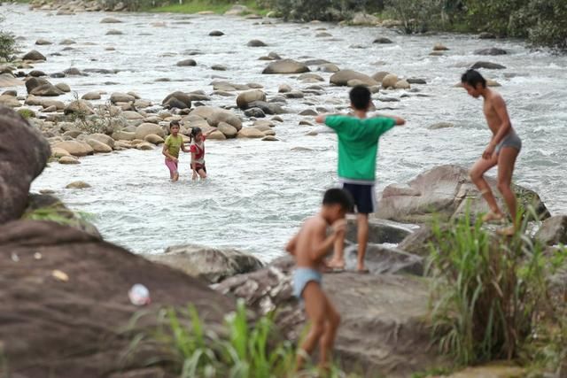 边境线上的独特风情,两国儿童在同一条河中戏水游泳