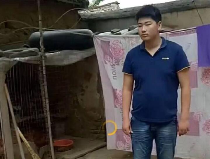大衣哥朱之文儿子,背手挺着老板肚漫步行走惹争议,网友议论纷纷娱乐