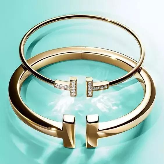 bvlgari 白富美手上戴的陶瓷戒指叫bvlgari zero,是宝格丽家的,它家
