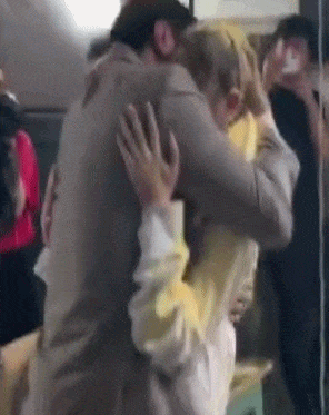 此前,该剧杀青两人有一段 