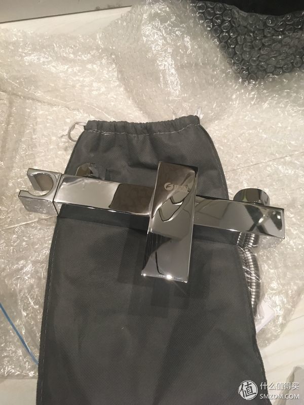 客厅 再来看看客厅,电视的位置预留了一根粗管,以后可以把电线藏起来,电视背面不要忘了我加固,工长默默做好了,没用我说。在电视柜的两侧,各预留了一个五孔插座带开关,这个是为了以后可能会给扫地机器人充电,电视背景墙的后面,我留了网线和有线电视孔和六个五孔插座,因为以后会有电视啊,有线机顶盒啊,网络机顶盒啊,游戏机啊什么的需要供电。我还有一个音频播放器,可能也要放在电视柜里面,所以需要的电源会很多。客厅照明有灯带 射灯、壁灯、主灯。 儿童房 接下来就是儿童房,儿童房在左边的角上做了一个九孔插座,如果孩子