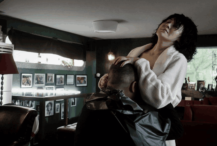 都说《老炮儿》中许晴的尺度大, 看过她的浴袍抱就不觉得了!娱乐