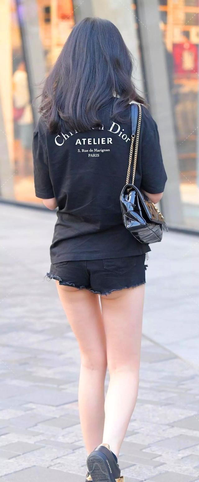 穿着街拍:高颜值时尚黑色单路人,老婆头发超显刺激小妹情趣用品图片