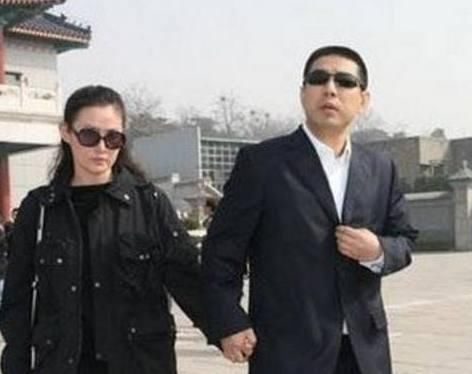 如今45岁的王思懿美人依旧,身材保持完美,而且王思懿与老公恩爱有加!