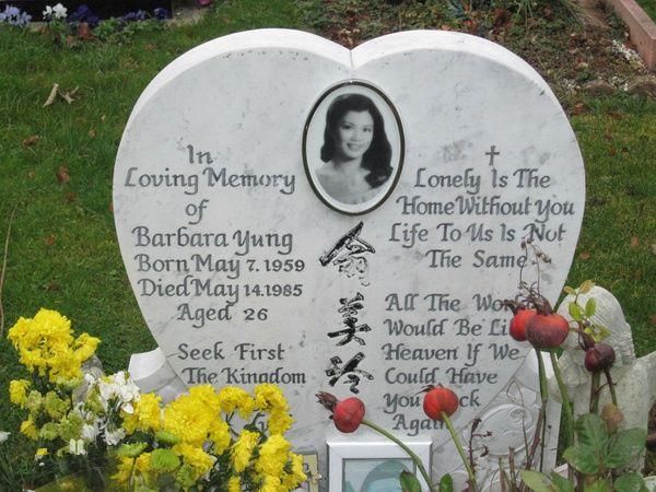 翁美玲与汤镇业 1985年5月19日,翁美玲的遗体在九龙世界殡仪馆出殡