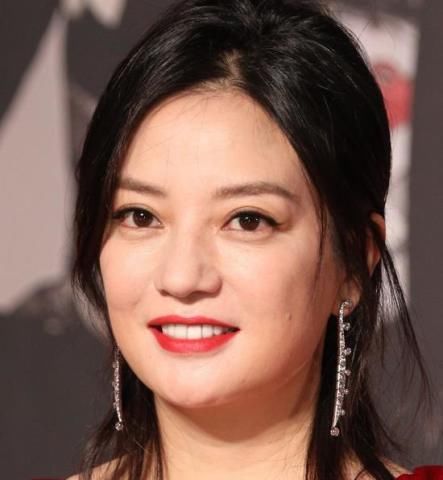 赵薇现身某活动,一身宽松衣服显的臃肿不堪,网友:眼角的皱纹出娱乐