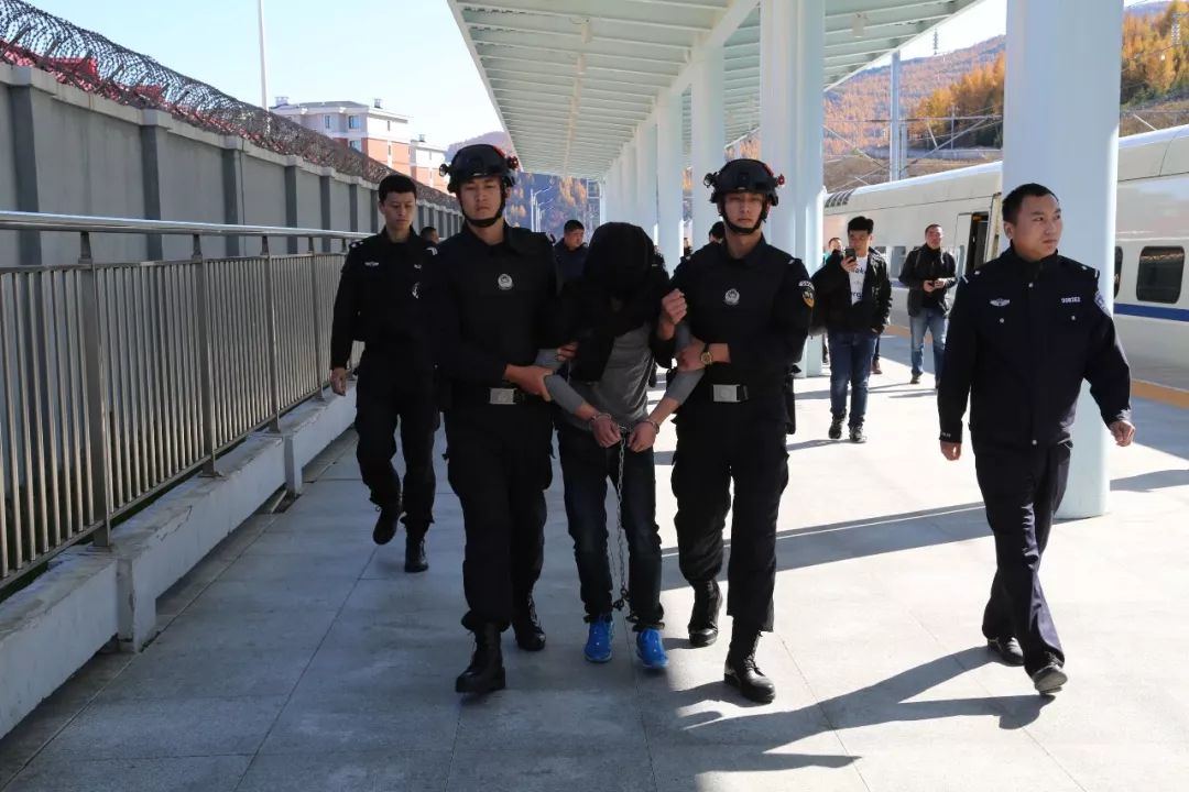 男子从监狱刑满释放后找工作被老板辱骂: 你这种人没资格视频