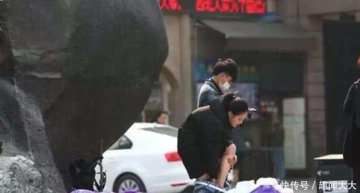 衣服在街上竟然脱美女,随意是v衣服需要,令人惊玩店大太美女夜遭轮图片