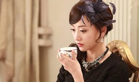 就说《千金女贼》虽然杨蓉演技不错,在《千金女贼》里养成她的腹黑