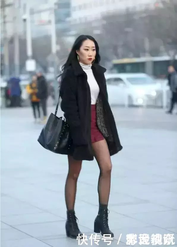 街拍:逛街的穿丝袜黑色的性感美女玩游戏姿势日本性感女孩图片