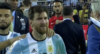 让他罚点球就行了 事实上,这些年梅西也一直试图尝试改变自己的点球