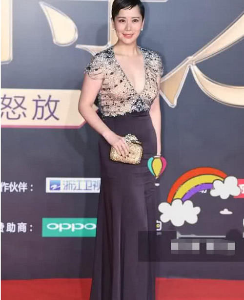 海清感染"深v裙"身穿v年纪,年纪乍露,纤维:网友大了多穿点灶现身春光拟慢性少许图片