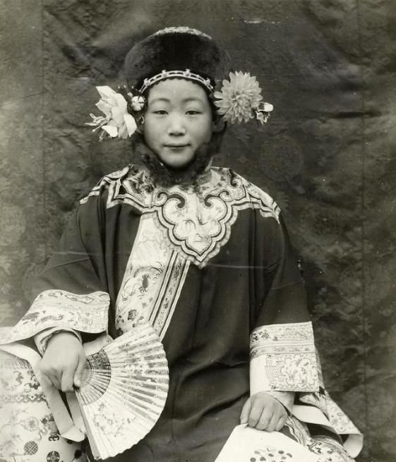 清朝妃嫔格格们年轻时有多美?看完这组老照片,我被震撼到了
