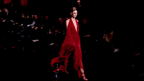 虽说身材丰满的姑娘 走起路来可以风情万种 但平胸姑娘可以走路带风