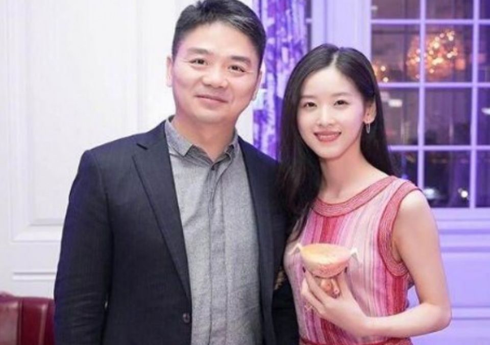 章泽天嫁给刘强东之后,也没有安心在家里当阔太,不仅出面为京东做