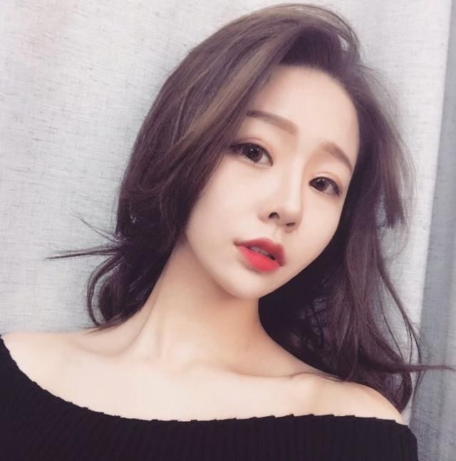 抖音女神温婉的真实身材,网友:图3让我盯了一晚上!娱乐