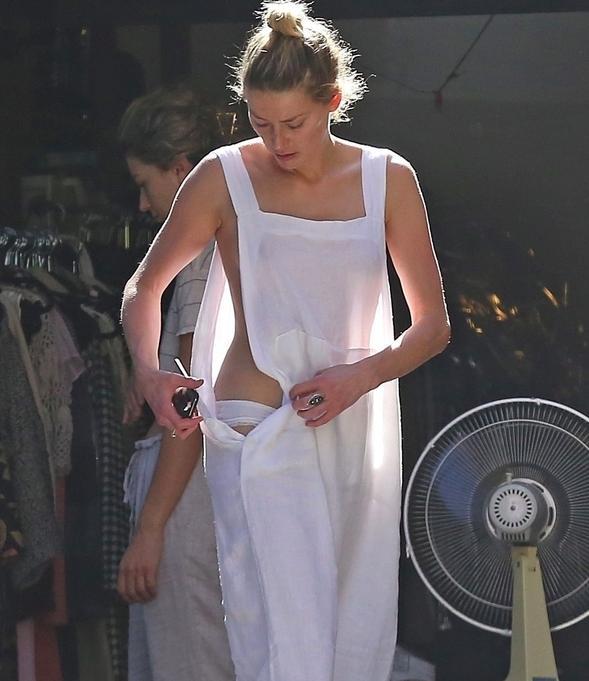近日,德普前妻艾梅柏·希尔德被媒体拍到素颜穿白裙现身街头,大方真空