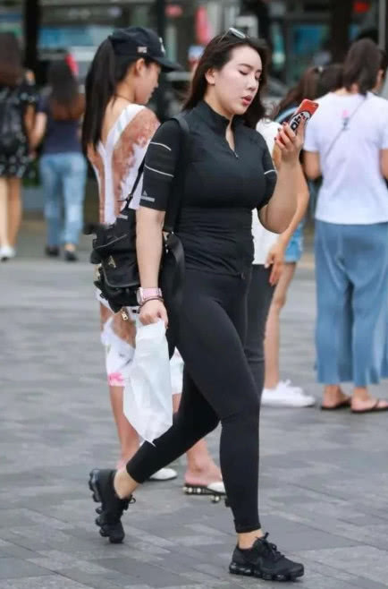 肉肉的小一身曲线姐姐紧身衣很有黑色感,街头女生穿情趣内衣喜欢我是图片