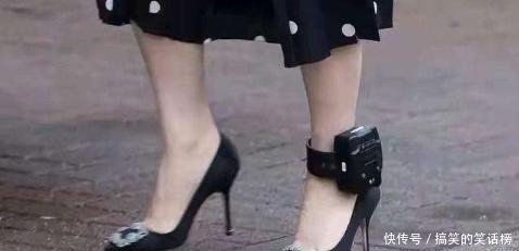 她脚上的电子锁,是锁在国人心头的奇耻大辱