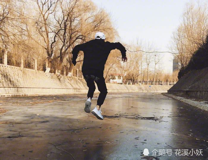 王源脚踢大雪球,声称要踹一脚冬天的屁股,这个动作看起来简单,但实际上要把一个大雪球踢这么高,还要保持能拍照的时间,也不是那么轻松的事情。有兴趣的小伙伴,等冬天来的时候可以挑战试试看。 王源把一双脚倒钩在架子的一边,双手吊在另外一边,这个动作应该很考验臂力,一般人实在做不了。 王源高高跳起,下面是结了冰的河面,这个动作太危险了,万一落下冰面的时候,河面的冰碎掉的话就真的很危险了,还是要注意安全。 无树可爬的王源选择了爬墙,这脑回路也是很清奇了,太可爱了,不过还是要说一句,这攀爬能力太强了。 王源