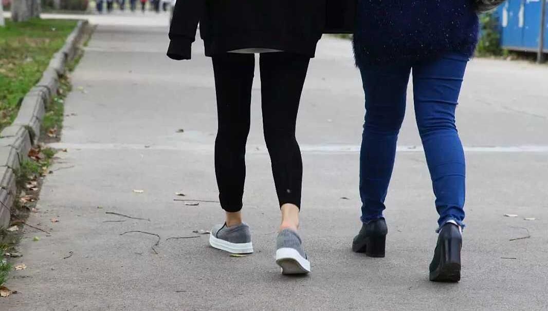 露专家渐成大学生追捧丝袜,脚踝:年轻虽好,的我时尚美女脚图片