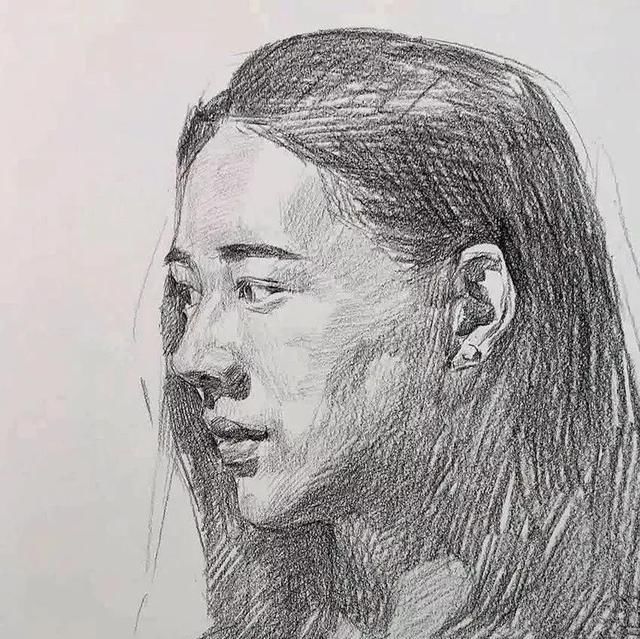 今日绘画教程 素描头像 看中长发侧颜的女青年怎么画