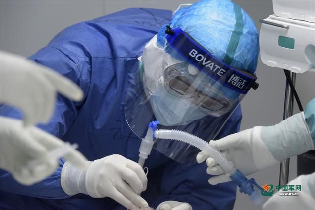 医护人员为患者进行气管插管连接呼吸机操作.解放军报记者范显海 摄