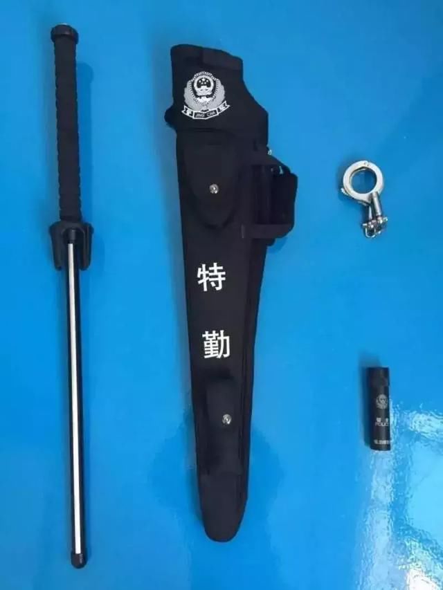 中国警察身背
